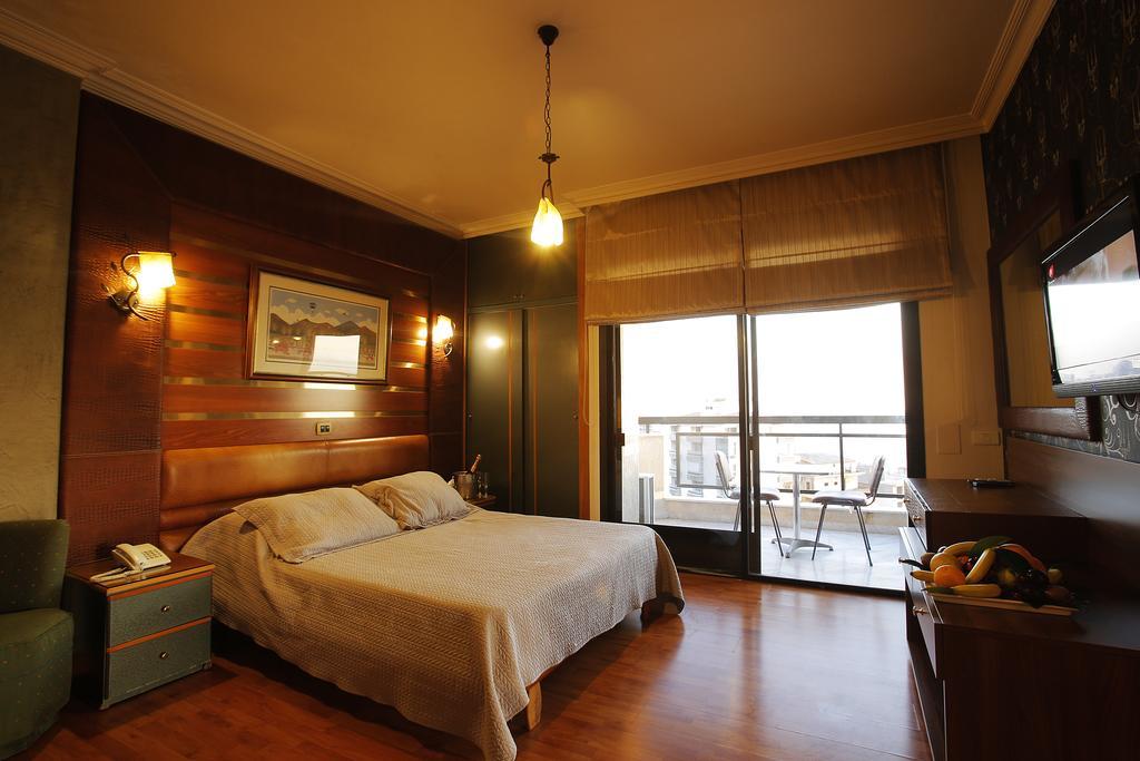 Camelot Hotel Джуния Экстерьер фото